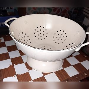 Decorative farmhouse strainer